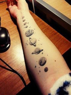 小臂星球纹身 小臂胳膊上的一串星球纹身作品图
