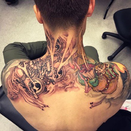 男性脖子后面后背处的9款个性纹身作品图