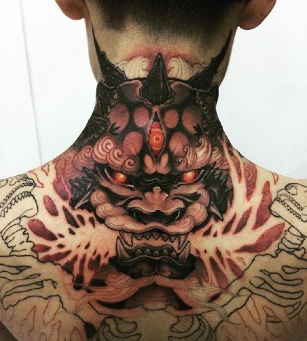 男性脖子后面后背处的9款个性纹身作品图