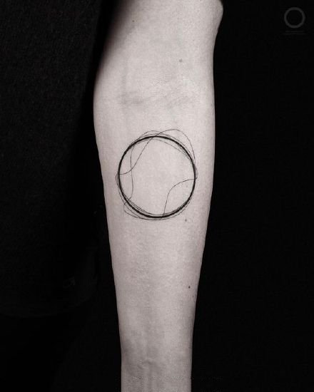 圆圈纹身 胳膊上极简简单的圆圈线条纹身图片