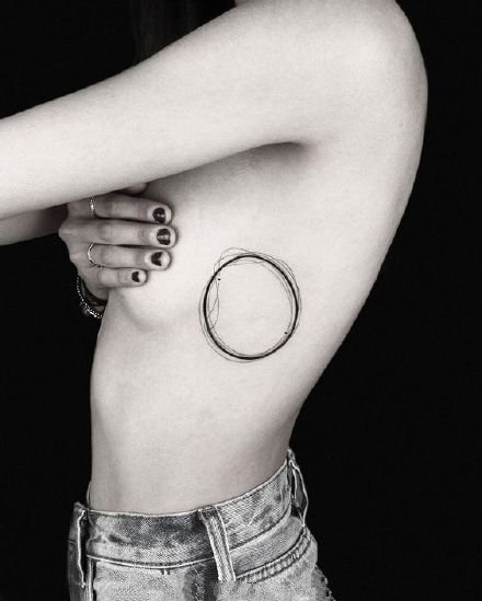 圆圈纹身 胳膊上极简简单的圆圈线条纹身图片