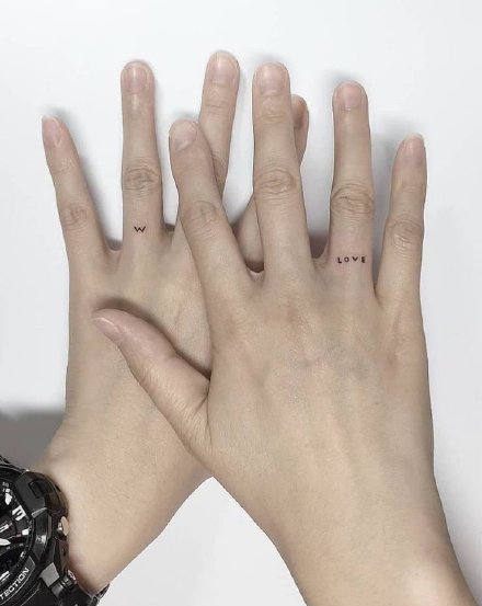 手指小纹身 极简风格的手指头上的小纹身图片