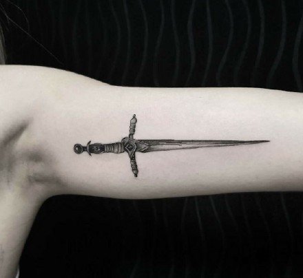 9款小黑灰色的刀剑纹身作品图案