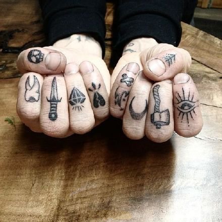 纹满几个手指上的school小手指纹身作品欣赏