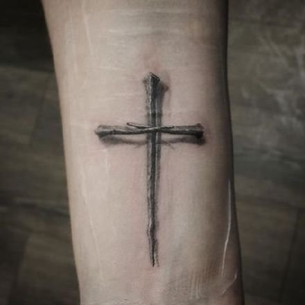 手臂胳膊等位置好看的9款十字架纹身图片