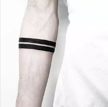 胳膊上黑色的一组小手环臂环纹身图案