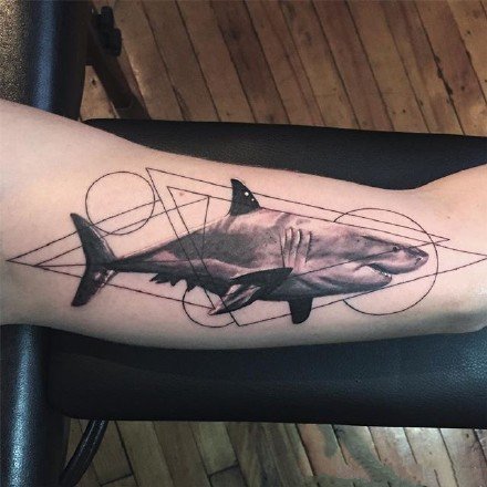 暗黑灰色的9款鲨鱼纹身作品图片