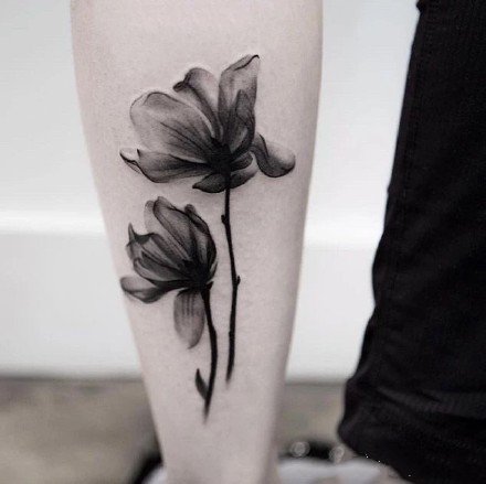 黑灰色的一组好看花朵纹身图片作品