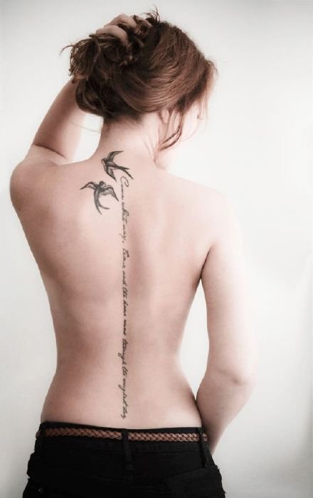女生性感背部脊柱上的英文等小纹身作品图片