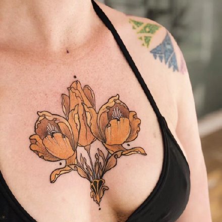 女性胸部性感的黄色花卉纹身作品图片