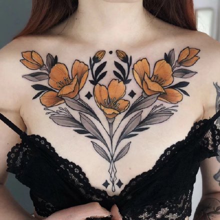 女性胸部性感的黄色花卉纹身作品图片