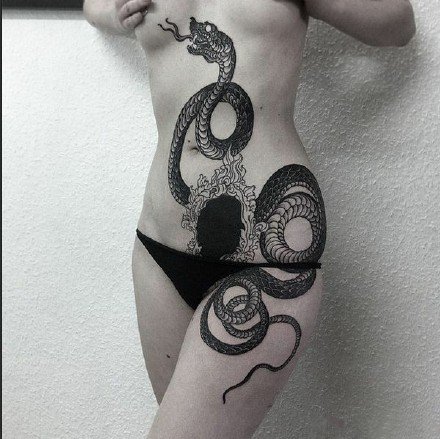 黑蛇纹身 13款黑灰色的蛇纹身图案作品