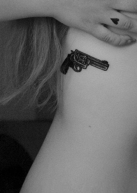 手枪纹身 10款性感的黑色手枪纹身图片 有蕾哈娜同款