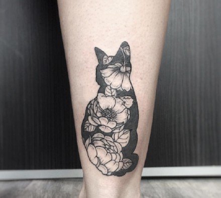 黑猫纹身 一组黑色猫咪和花朵的纹身图片赏析