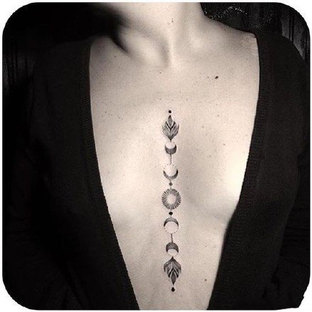 女生胸部纹身 小清新女士胸部双乳间的小图纹身作品