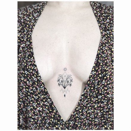 女生胸部纹身 小清新女士胸部双乳间的小图纹身作品