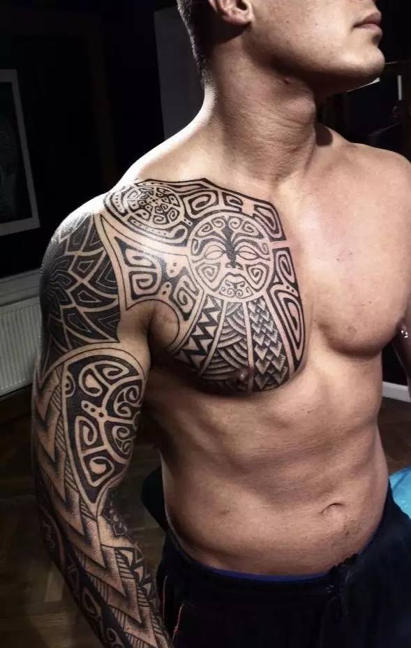 巨石强森纹身 纹身肌肉猛男道恩强森的图片赏析