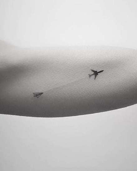 旅行主题纹身 小飞机和地图的一组旅行纹身图片