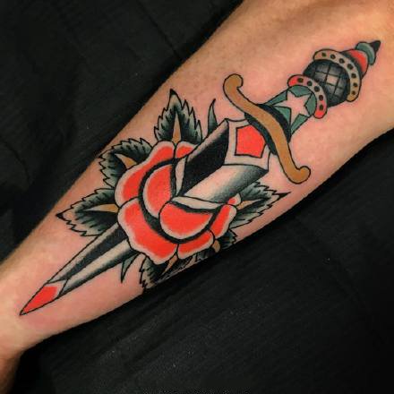school风格的一组匕首刀剑纹身图片