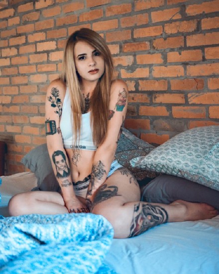 国外性感的一组金发纹身美女图片