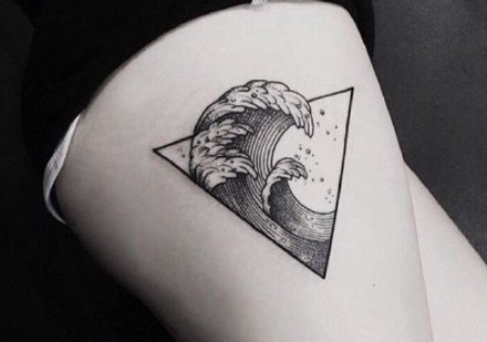 浪花纹身 黑灰几何图形里的浪花海浪纹身作品