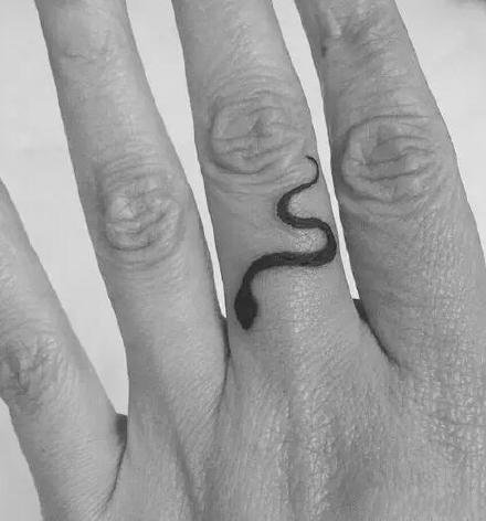 手指小纹身 手指上小而性感的一组极简纹身图片