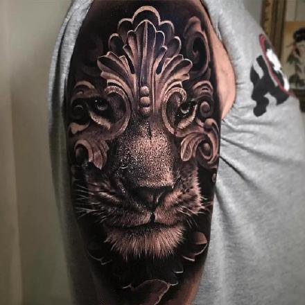 大臂上写实的9款雄狮狮子纹身图片作品
