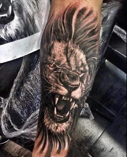 大臂上写实的9款雄狮狮子纹身图片作品