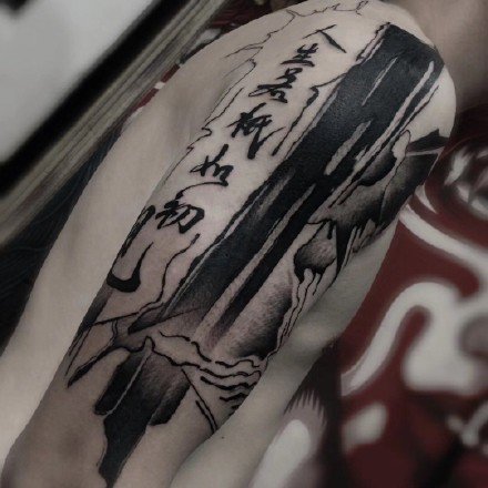 肌肤上的水墨黑灰中国风纹身图片