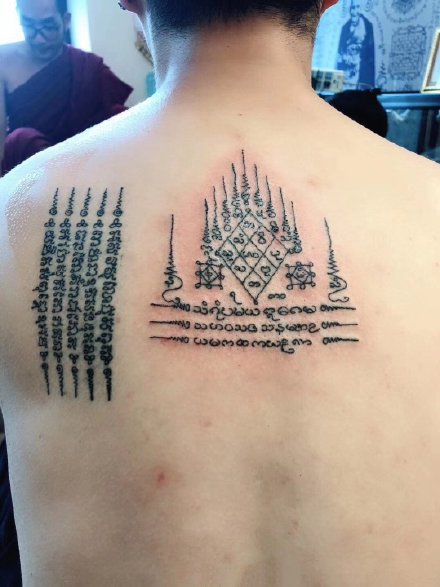 九塔幸运符纹身 九塔状佛经主题的泰国刺符纹身图案