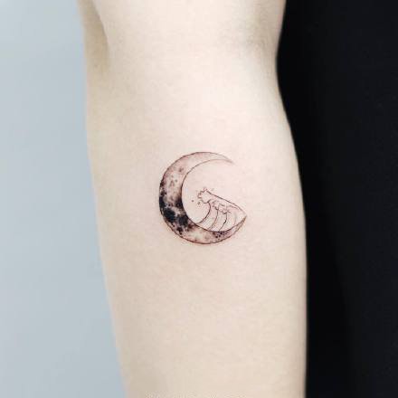 适合女生的9款小清新月亮纹身图片