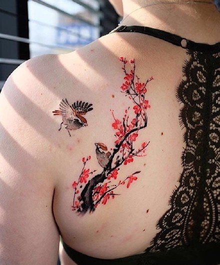后背梅花纹身 漂亮的中国风背部梅花纹身作品图案