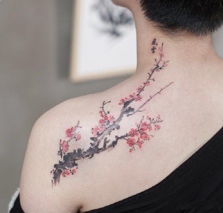 后背梅花纹身 漂亮的中国风背部梅花纹身作品图案