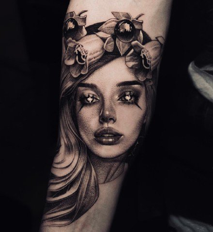 写实女郎纹身 欧美黑灰写实的包臂女郎纹身图案