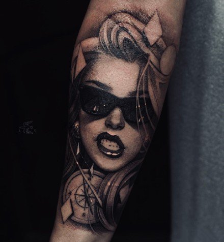 写实女郎纹身 欧美黑灰写实的包臂女郎纹身图案