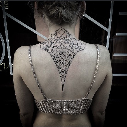 背部梵花纹身 女士背部好看的繁花纹身图案作品