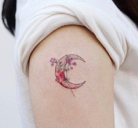 小清新月亮主题的9款女生月亮纹身图片