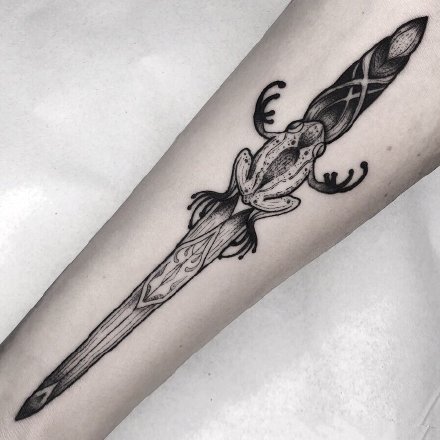 黑剑纹身 创意的9款黑色短剑匕首纹身图片