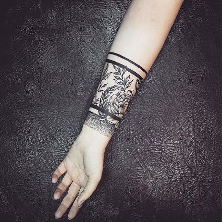 手腕小臂上的一组小清新黑色纹身作品