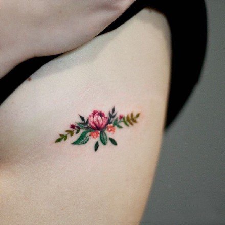小清新的花卉和叶子纹身，同样适合覆盖疤痕