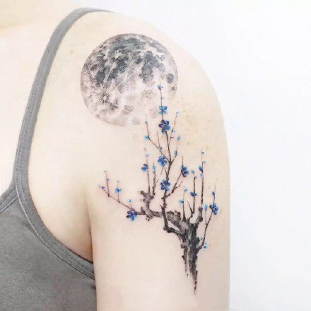 梅花和月亮搭配的一组小清新纹身图片