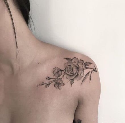 肩部素花纹身 女生锁骨和肩部性感的素花纹身作品