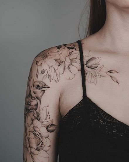 肩部素花纹身 女生锁骨和肩部性感的素花纹身作品