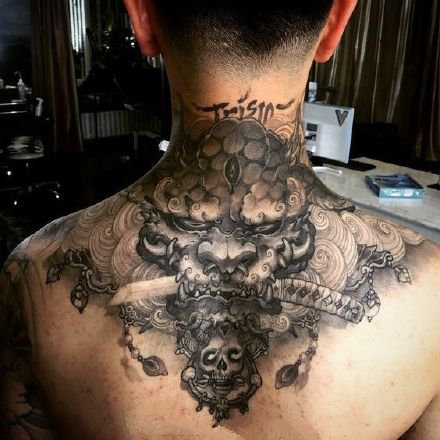 男性后脖颈的9款创意纹身作品