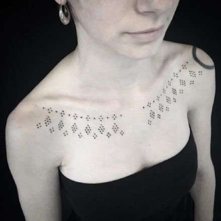 女性胸前锁骨处的小清新黑灰花胸纹身作品