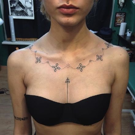 女性胸前锁骨处的小清新黑灰花胸纹身作品