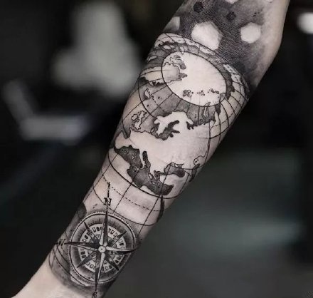 小臂指南针纹身 胳膊小臂上的9款黑灰指南针纹身作品图片
