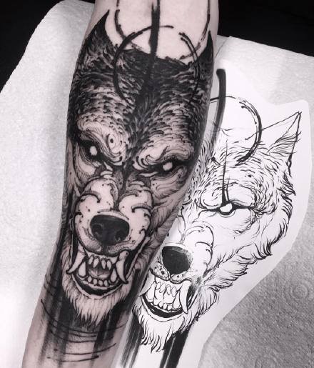 包臂狼主题的一组帅气狼纹身作品图