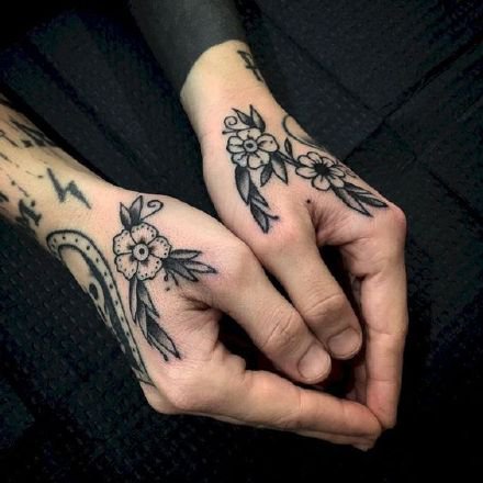 虎口花草纹身 手背上虎口位置的黑灰小花草纹身作品