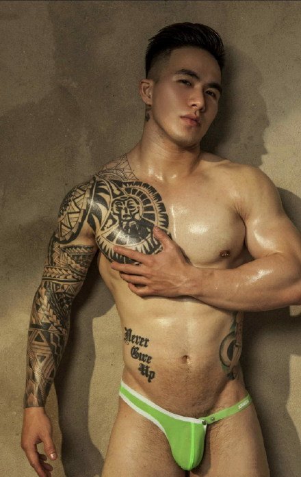 一组越南肌肉型男的纹身帅哥图片